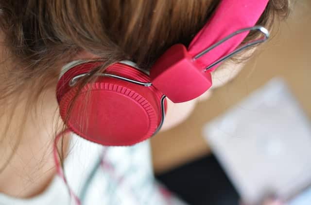 How to Protect Your Ears from Hearing Loss While Wearing Headphones